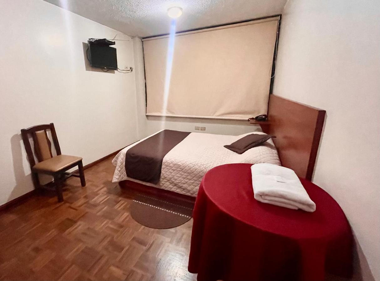 Hotel Bacastell Quito Bagian luar foto